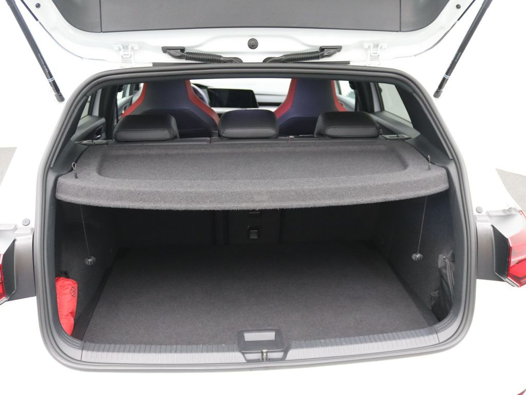 Volkswagen Golf 2023 г. Белый, пробег 55000 км