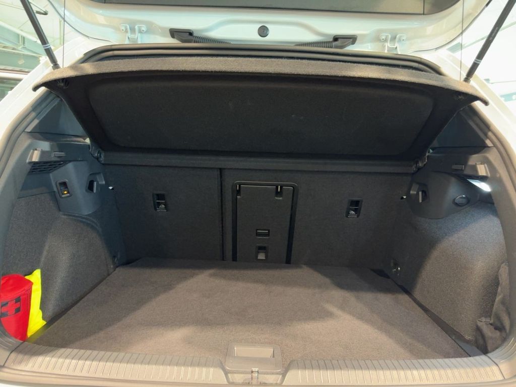 Volkswagen Golf 2025 г. Белый, пробег 30000 км