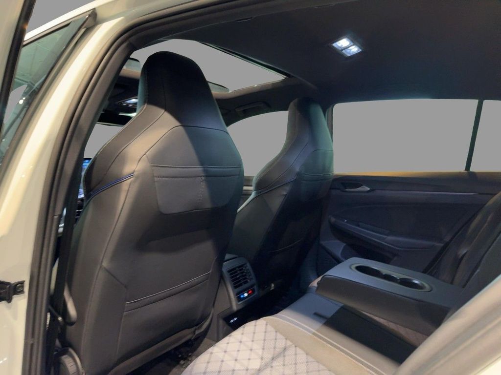 Volkswagen Golf 2025 г. Белый, пробег 30000 км