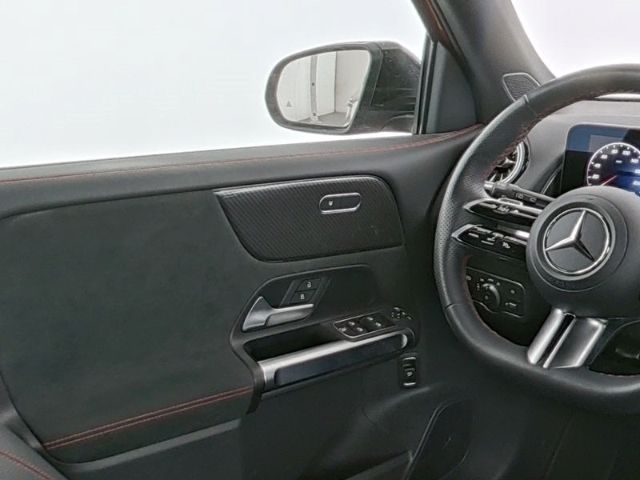 Mercedes-Benz GLB 220 2025 г. Красный, пробег 22000 км