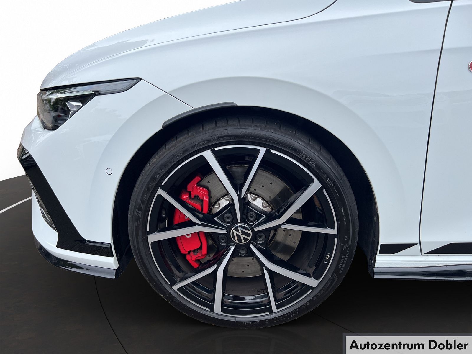 Volkswagen Golf 2025 г. Белый, пробег 10200 км