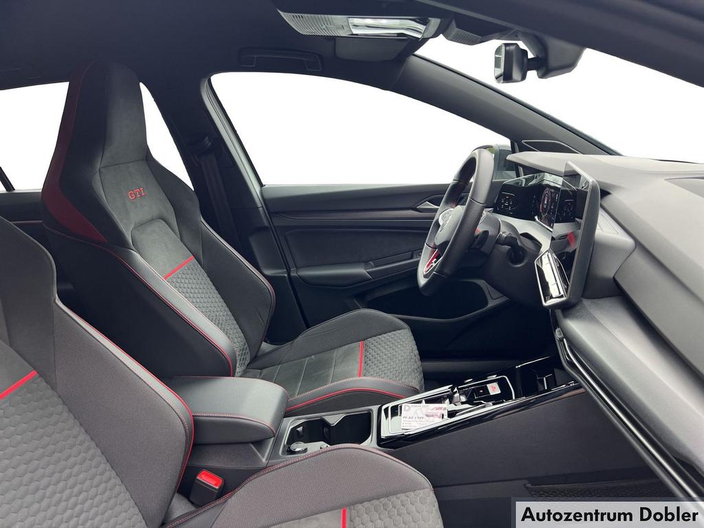 Volkswagen Golf 2025 г. Белый, пробег 10200 км