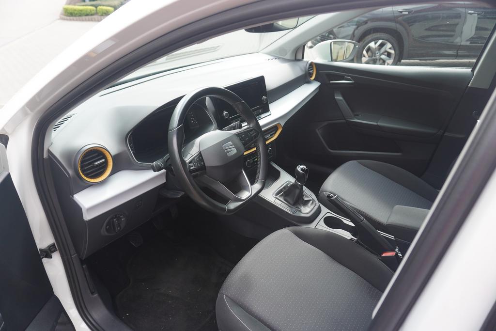 SEAT Ibiza 2023 г. Белый, пробег 54118 км