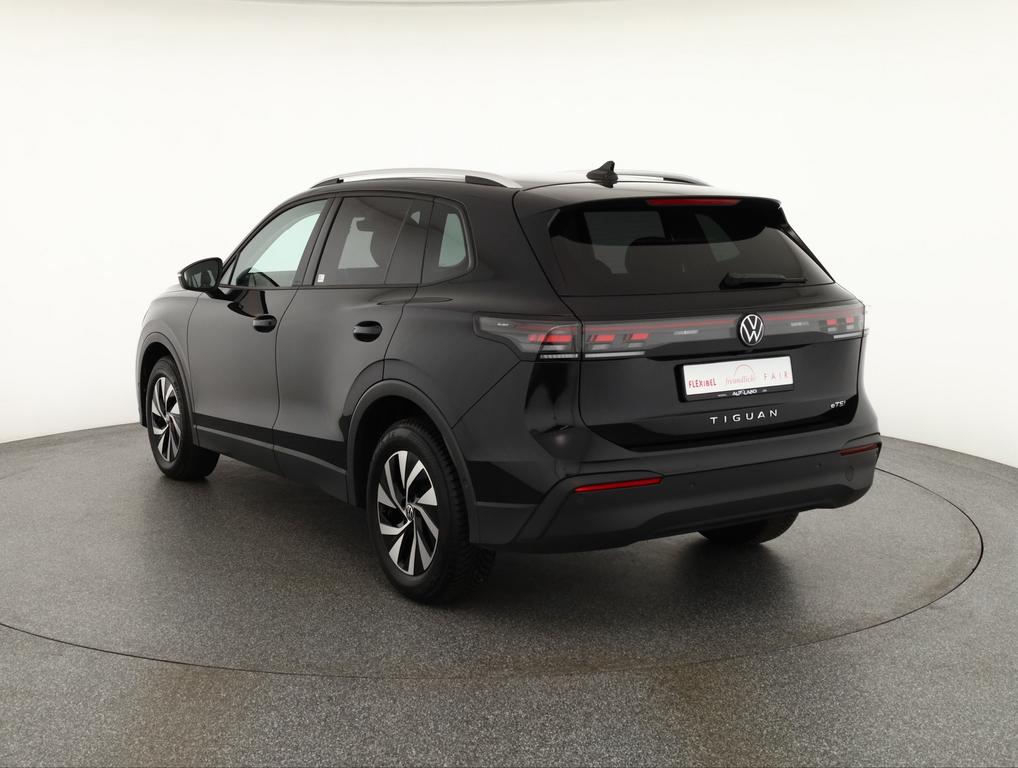 Volkswagen Tiguan 2024 г. Чёрный, пробег 23199 км