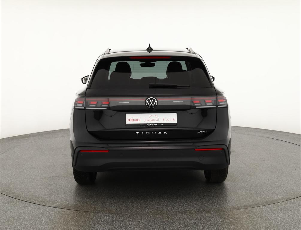 Volkswagen Tiguan 2024 г. Чёрный, пробег 23199 км
