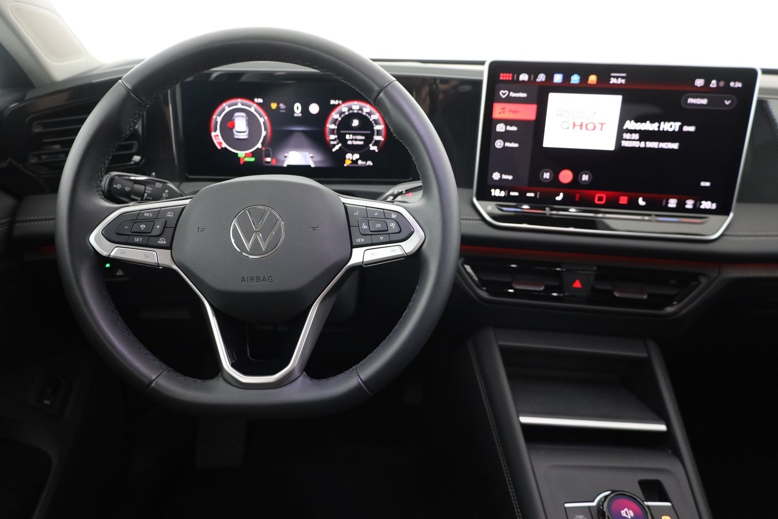 Volkswagen Tiguan 2024 г. Чёрный, пробег 23199 км