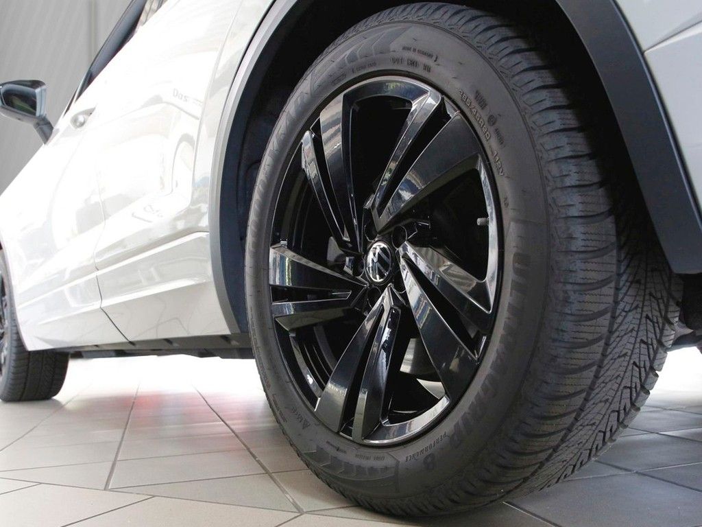 Volkswagen Touareg 2024 г. Бежевый, пробег 19970 км