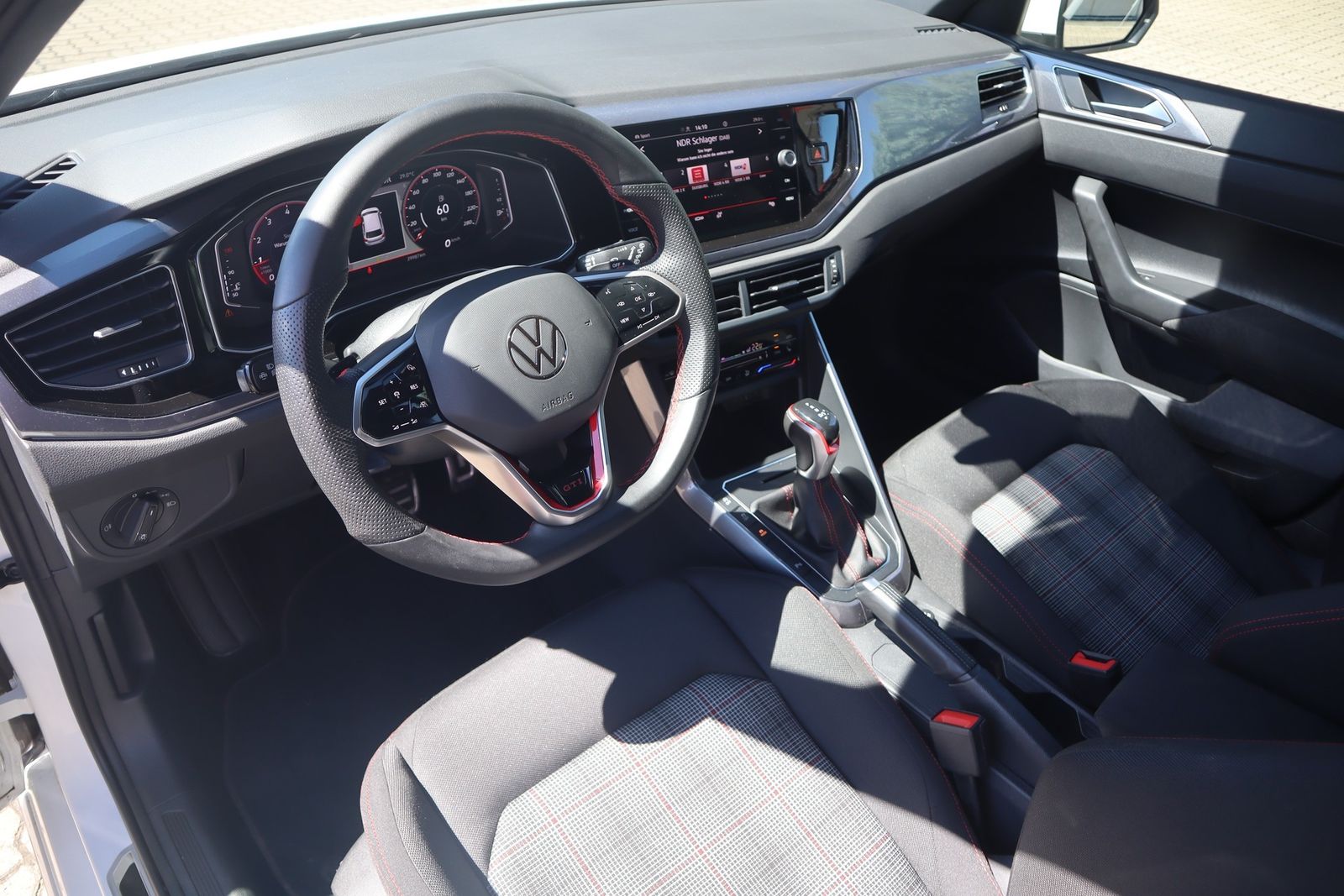 Volkswagen Polo 2022 г. Белый, пробег 59997 км