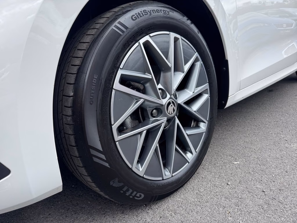 Skoda Octavia 2023 г. Белый, пробег 53774 км