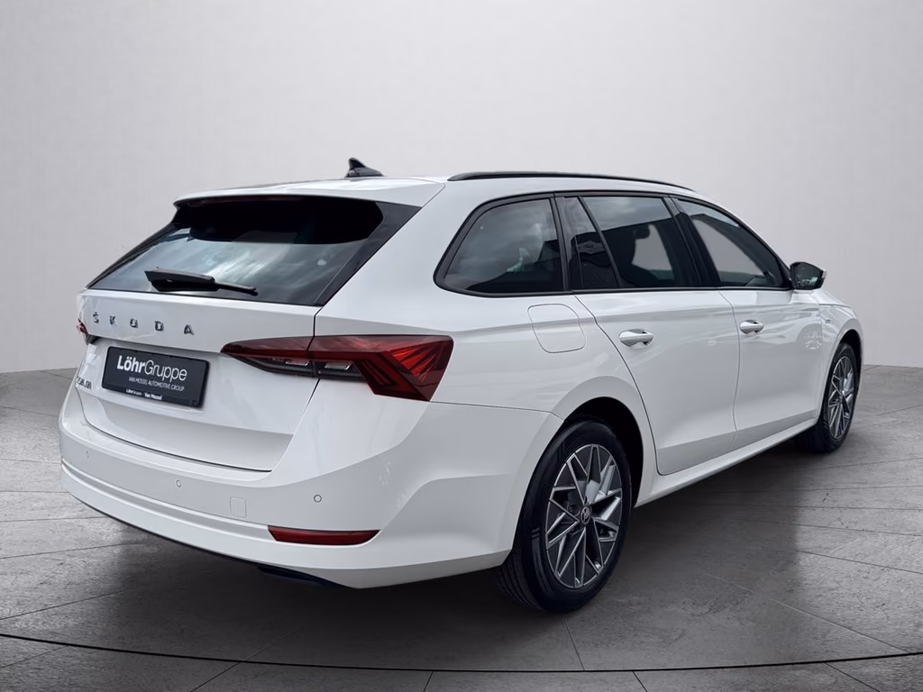 Skoda Octavia 2023 г. Белый, пробег 53774 км