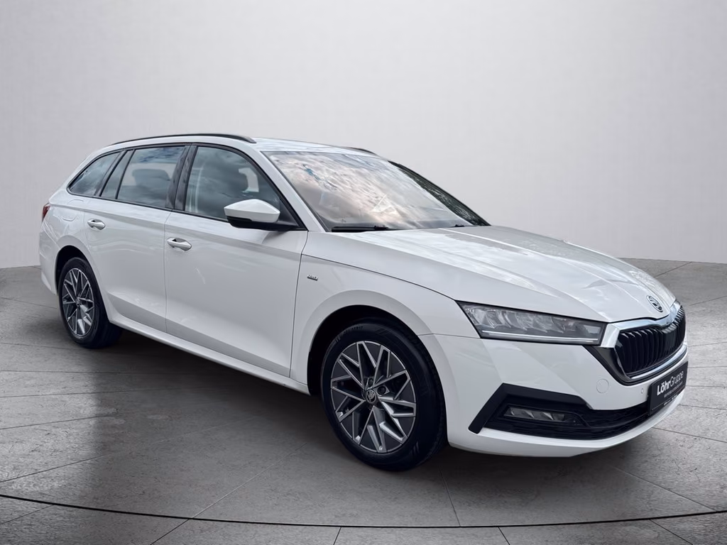 Skoda Octavia 2023 г. Белый, пробег 53774 км