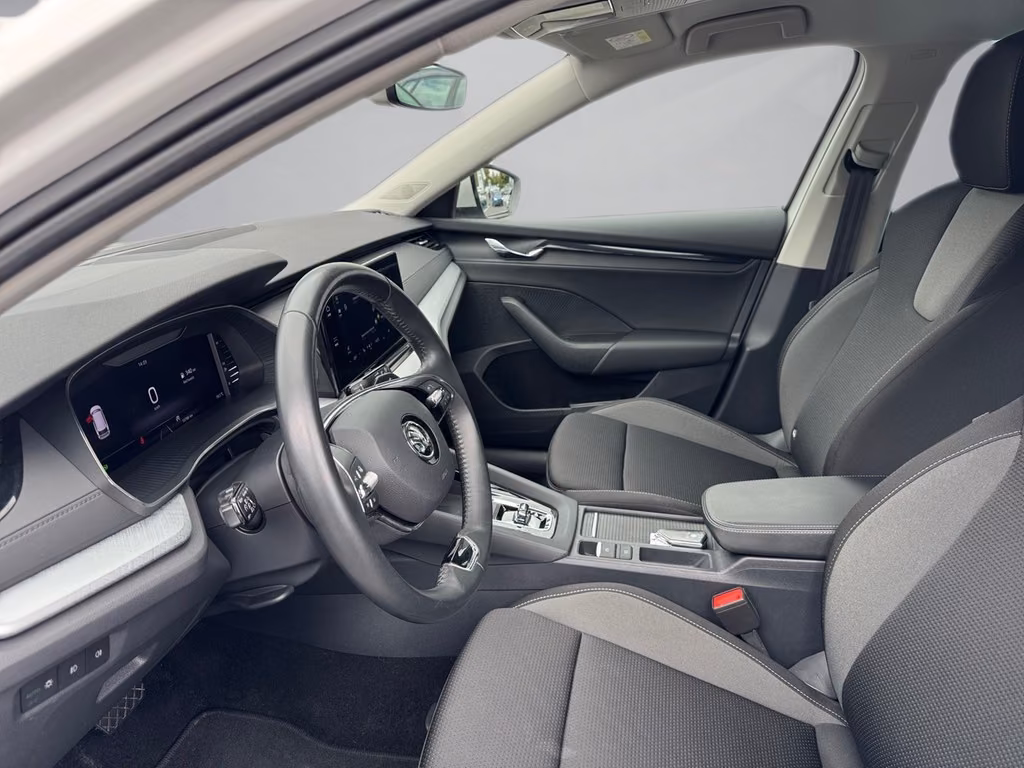 Skoda Octavia 2023 г. Белый, пробег 53774 км