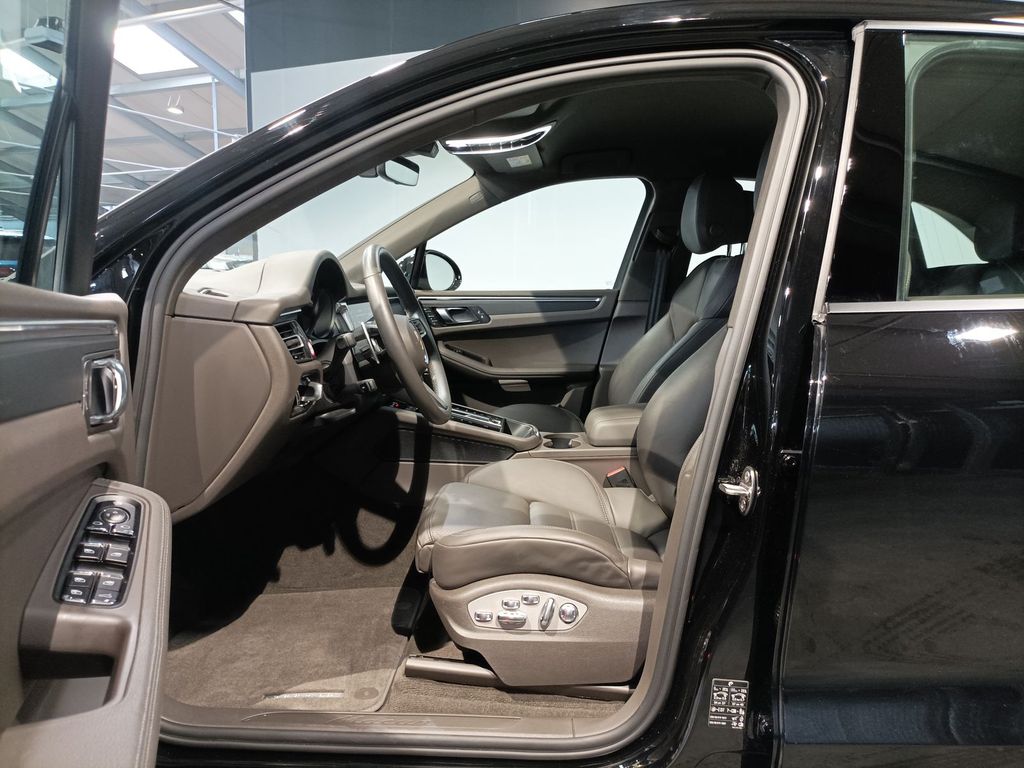 Porsche Macan 2022 г. Чёрный, пробег 38804 км