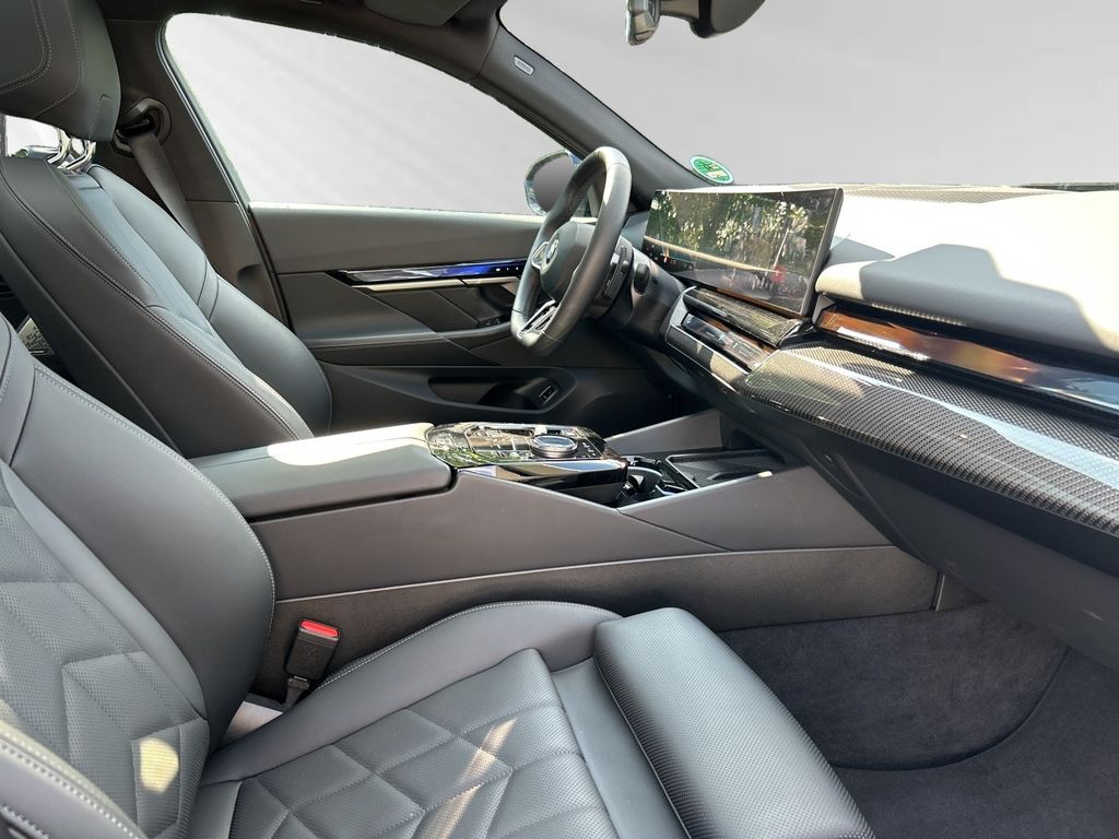 BMW 520 2025 г. Чёрный, пробег 25500 км