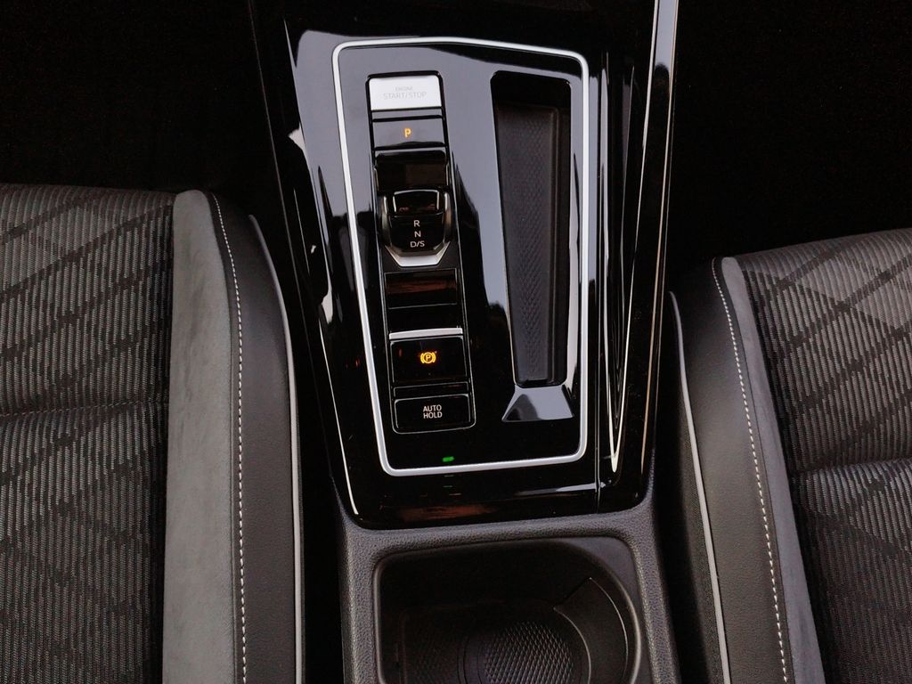 Volkswagen Golf 2024 г. Чёрный, пробег 21500 км