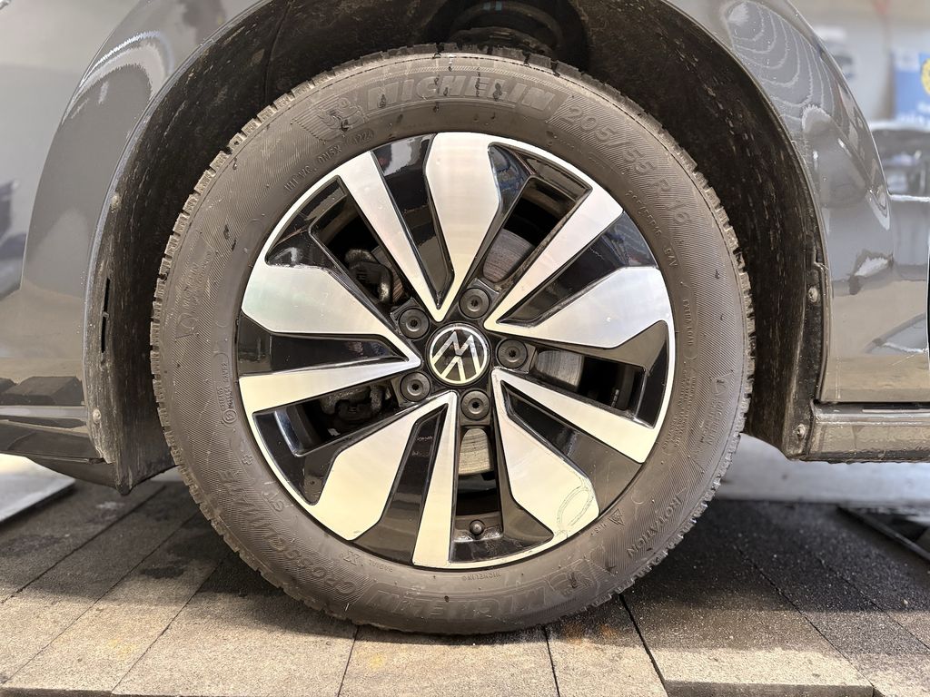 Volkswagen Golf 2024 г. Серый, пробег 25001 км