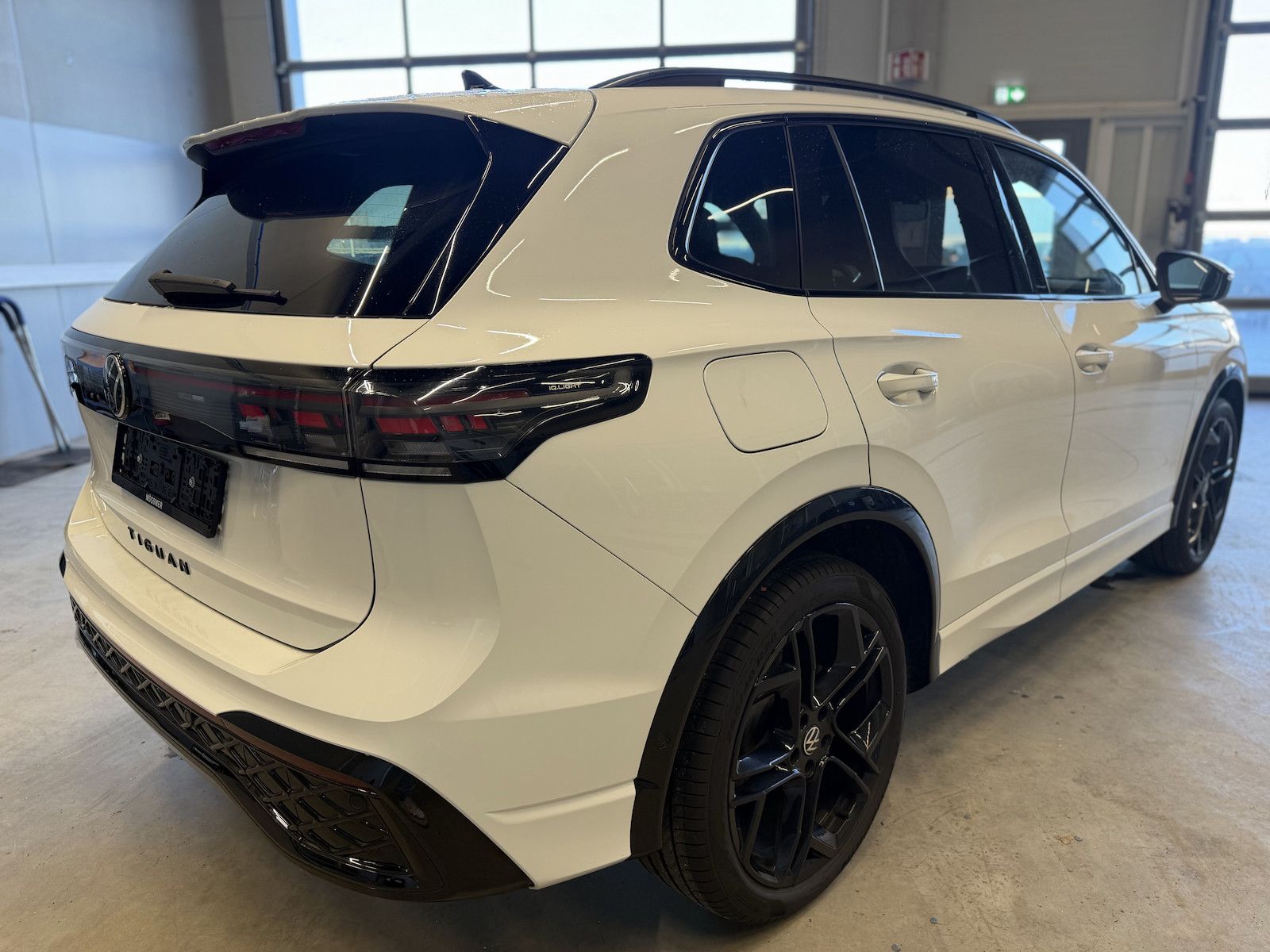 Volkswagen Tiguan 2025 г. Белый, пробег 17349 км