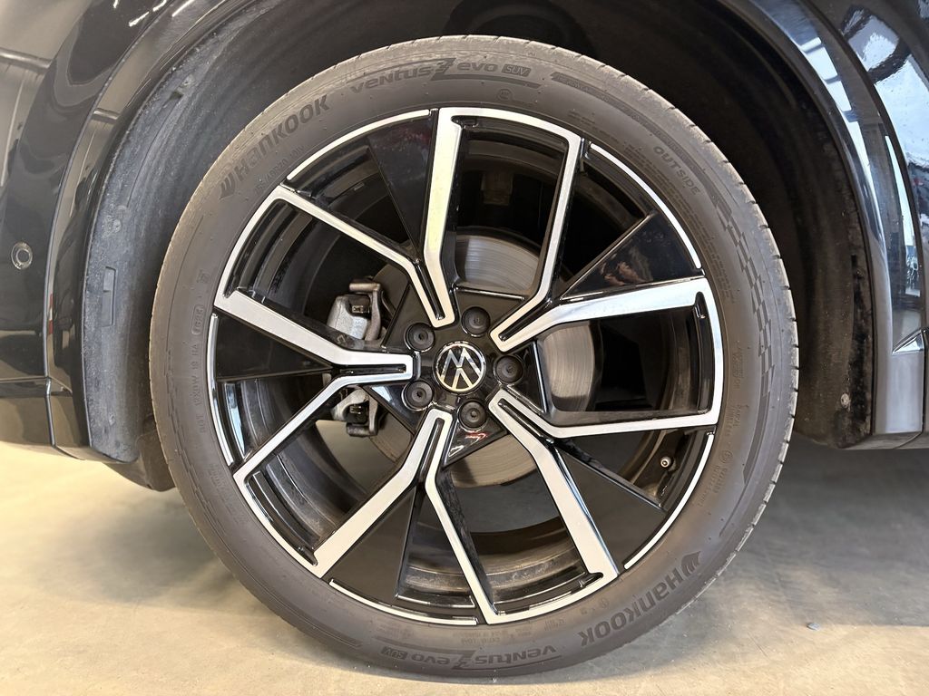 Volkswagen Tiguan 2025 г. Чёрный, пробег 21783 км