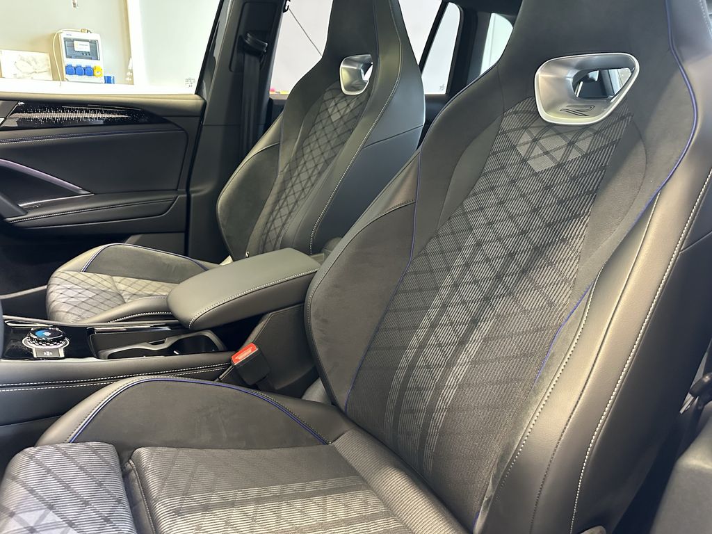 Volkswagen Tiguan 2025 г. Чёрный, пробег 21783 км