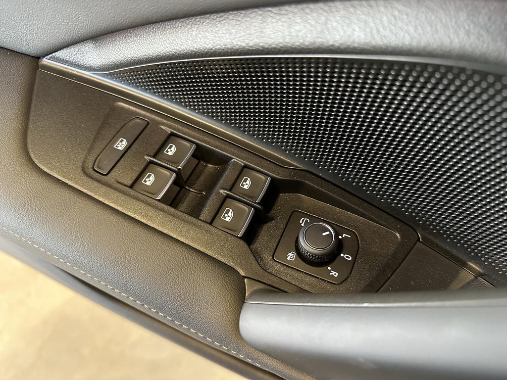 Volkswagen Tiguan 2025 г. Чёрный, пробег 21783 км