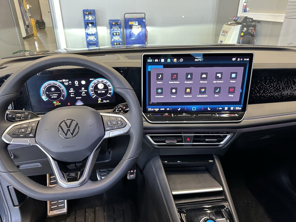 Volkswagen Tiguan 2025 г. Чёрный, пробег 21783 км