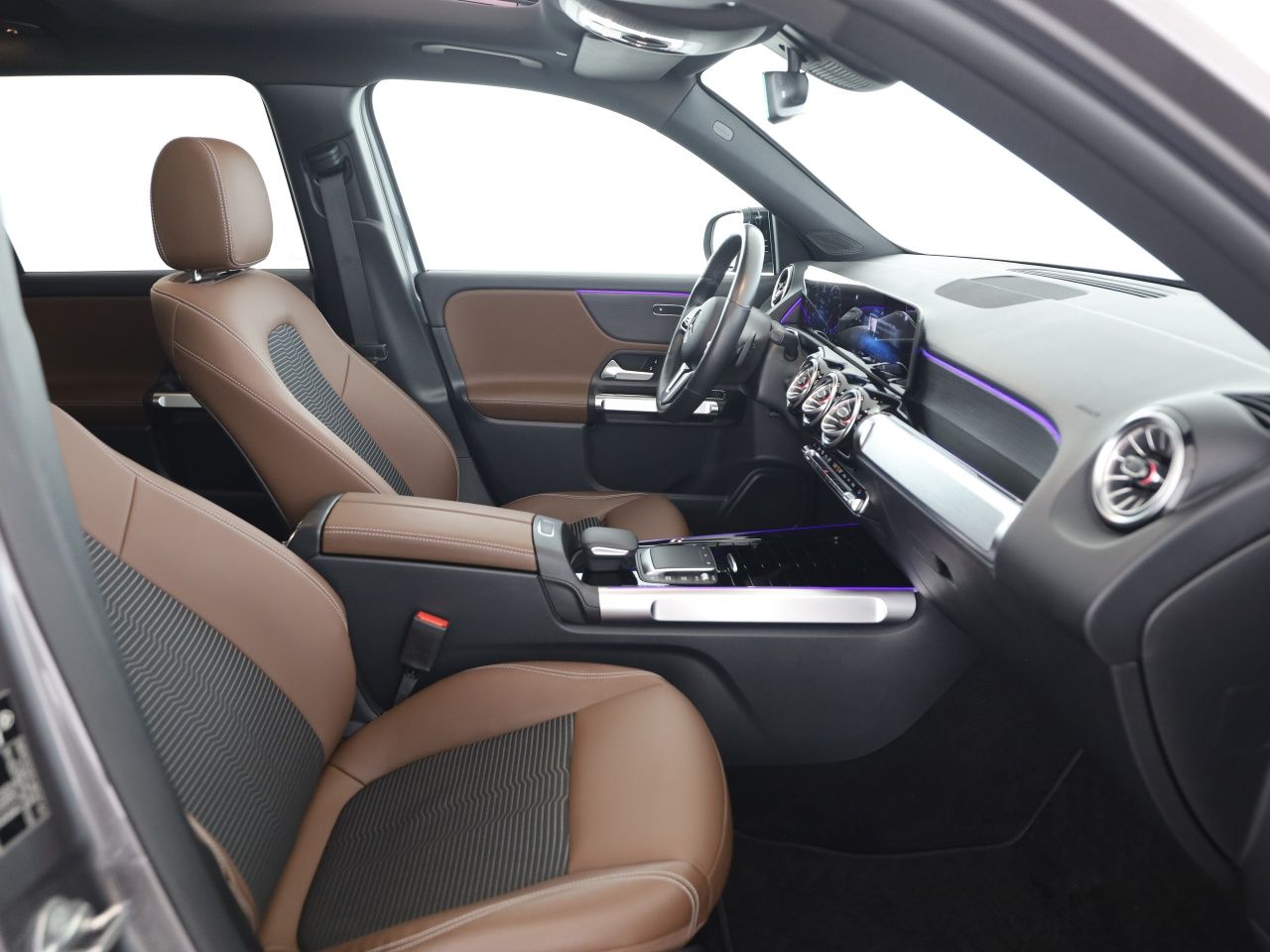 Mercedes-Benz GLB 200 2022 г. Серый, пробег 29900 км