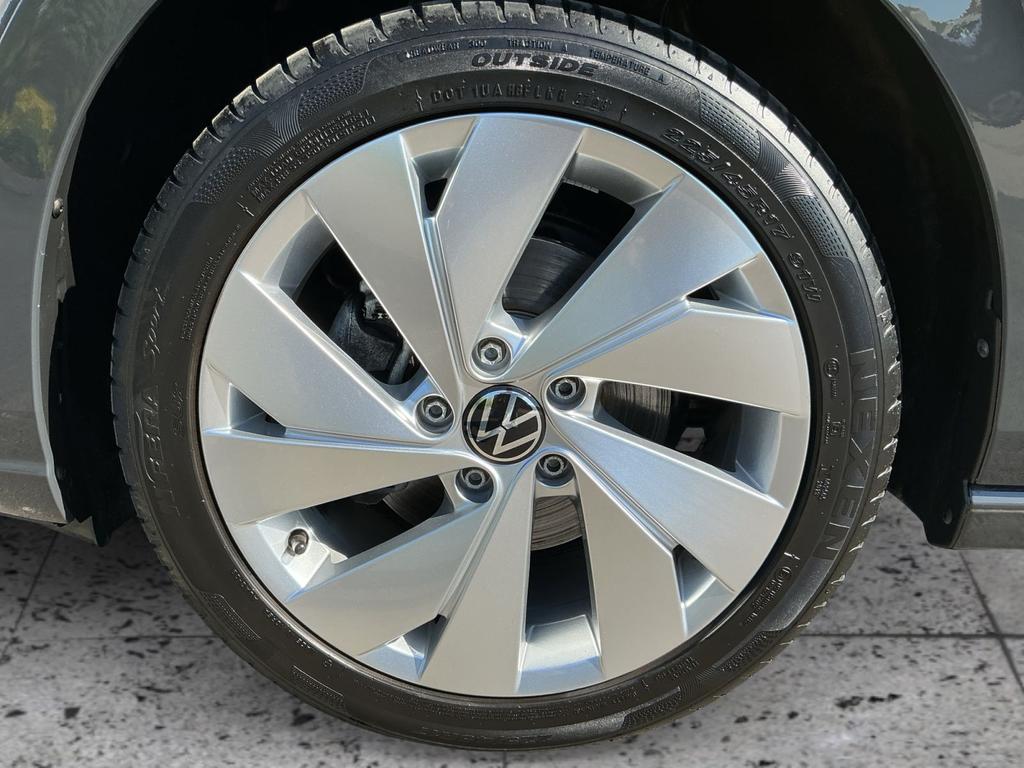 Volkswagen Golf 2024 г. Серый, пробег 21221 км