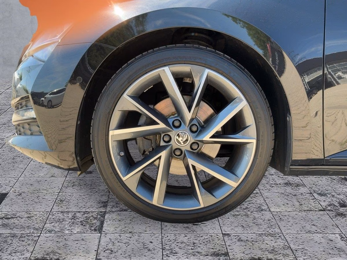 Skoda Superb 2023 г. Чёрный, пробег 54698 км