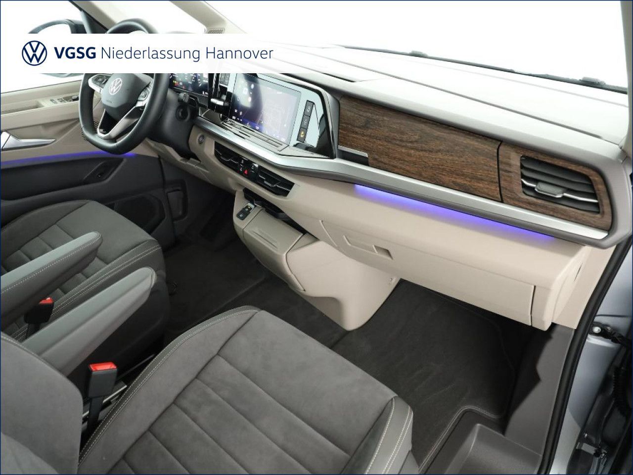 Volkswagen T7 MULTIVAN 2026 г. Серебристый, пробег 11238 км
