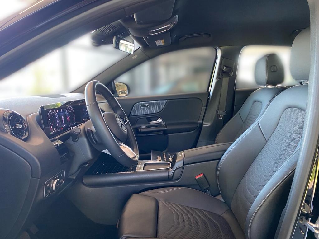 Mercedes-Benz GLA 200 2024 г. Чёрный, пробег 15443 км