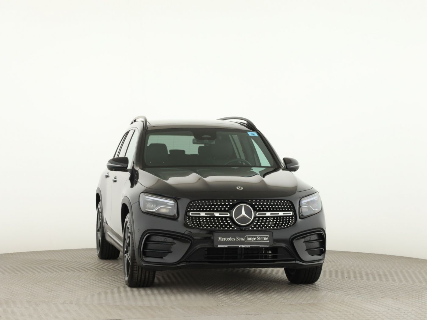 Mercedes-Benz GLB 180 2025 г. Чёрный, пробег 4367 км