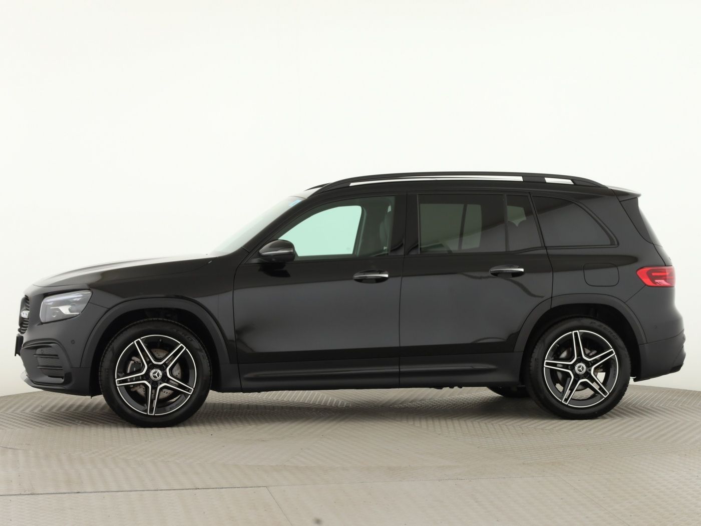 Mercedes-Benz GLB 180 2025 г. Чёрный, пробег 4367 км