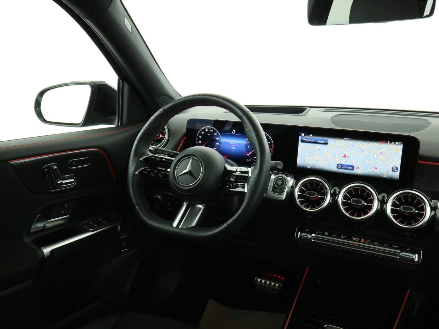 Mercedes-Benz GLB 180 2025 г. Чёрный, пробег 4367 км