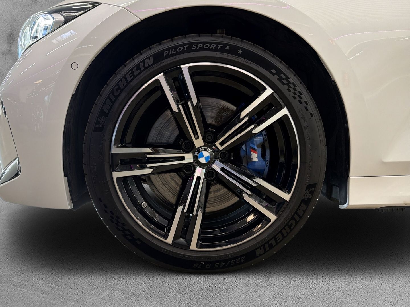 BMW 330 2025 г. Белый, пробег 13452 км
