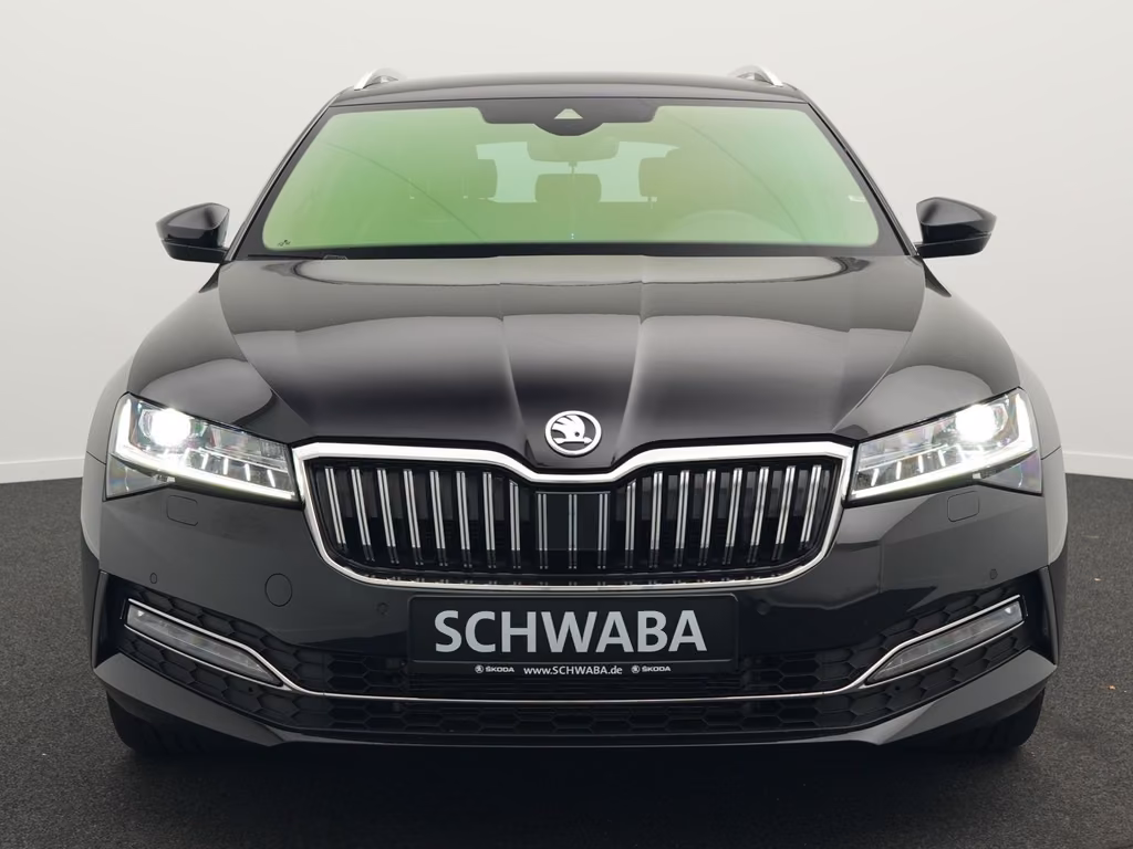 Skoda Superb 2023 г. Чёрный, пробег 48000 км