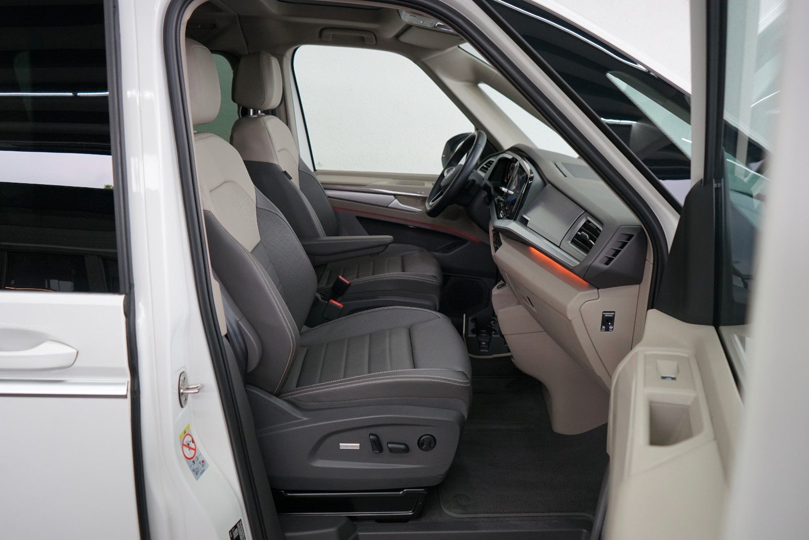 Volkswagen T7 MULTIVAN 2024 г. Белый, пробег 17820 км