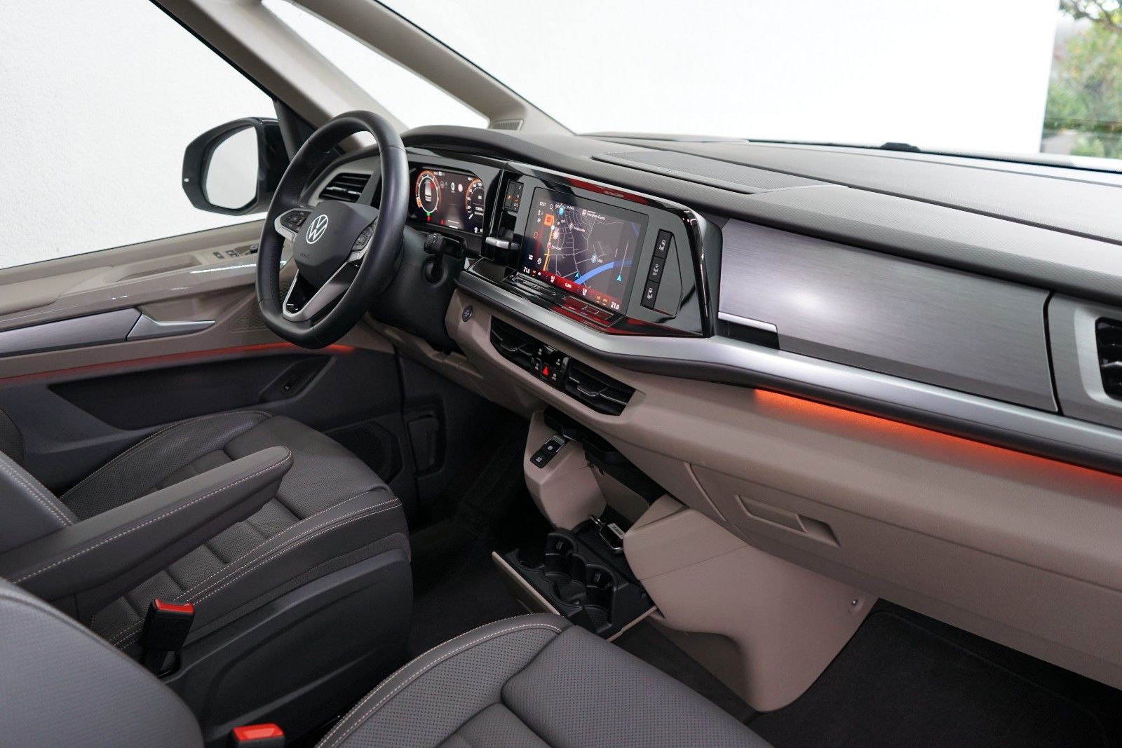Volkswagen T7 MULTIVAN 2024 г. Белый, пробег 17820 км