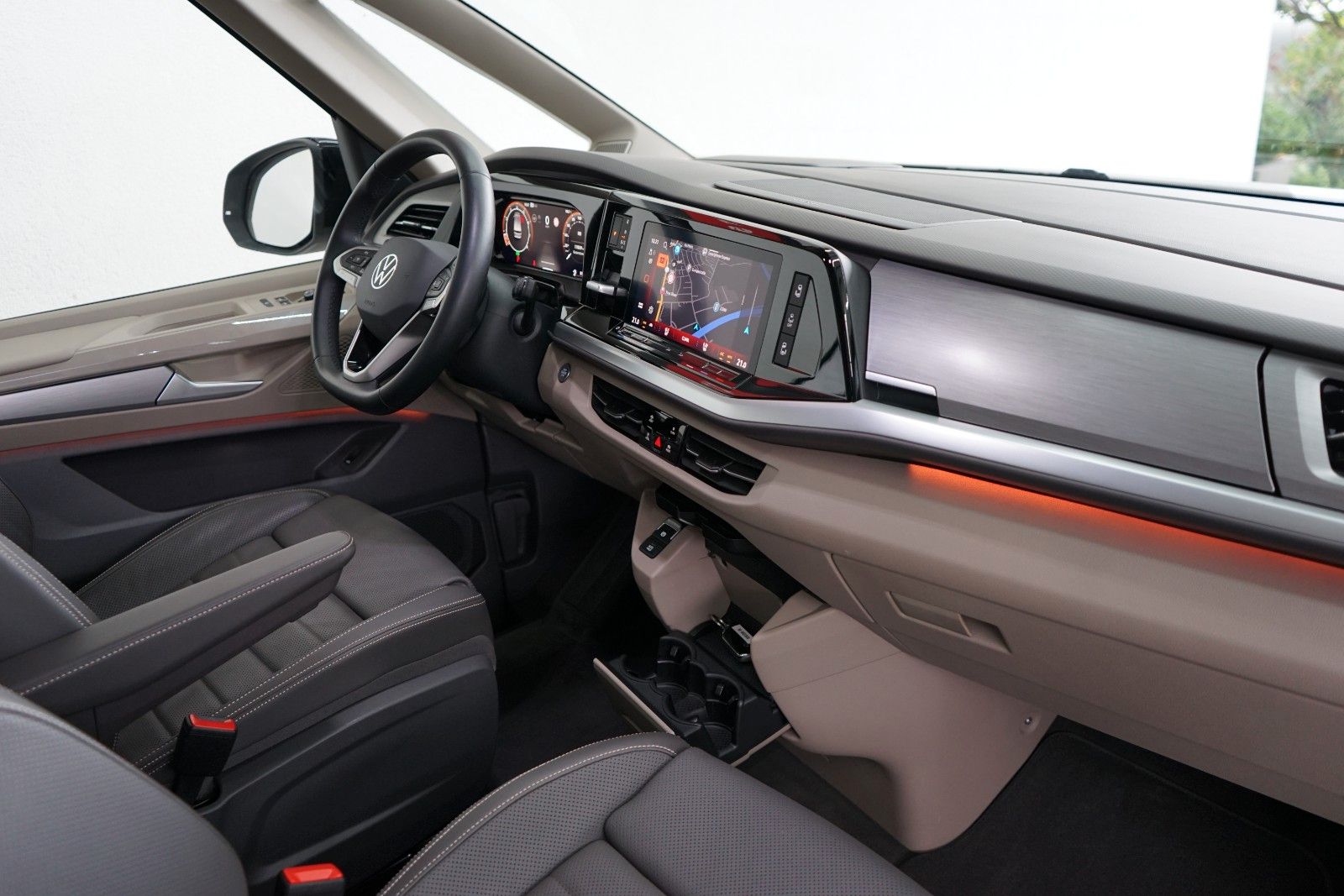 Volkswagen T7 MULTIVAN 2024 г. Белый, пробег 17820 км