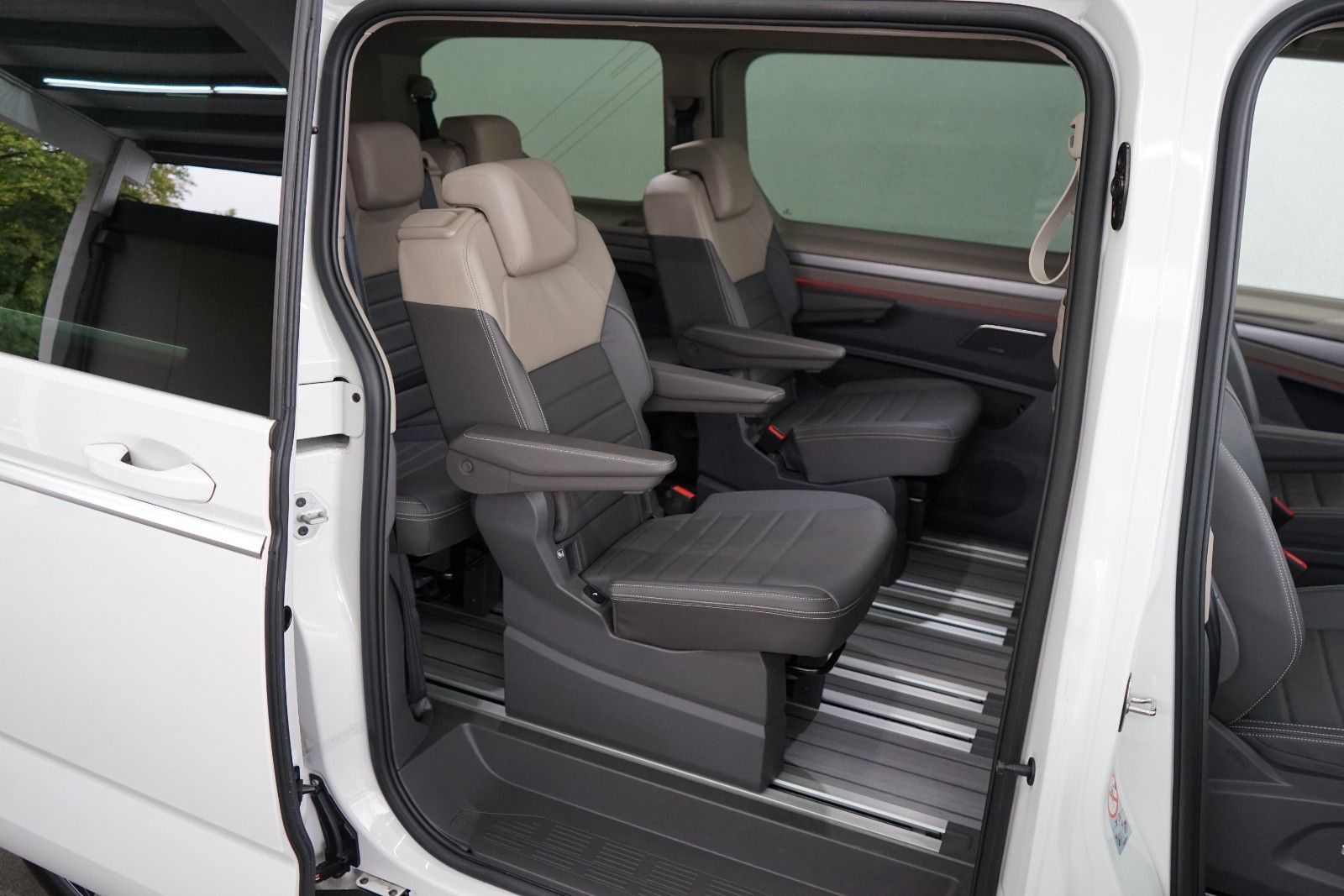 Volkswagen T7 MULTIVAN 2024 г. Белый, пробег 17820 км