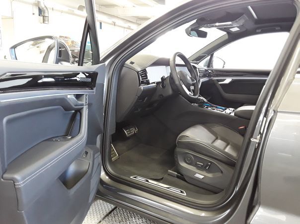Volkswagen Touareg 2025 г. Серый, пробег 9800 км