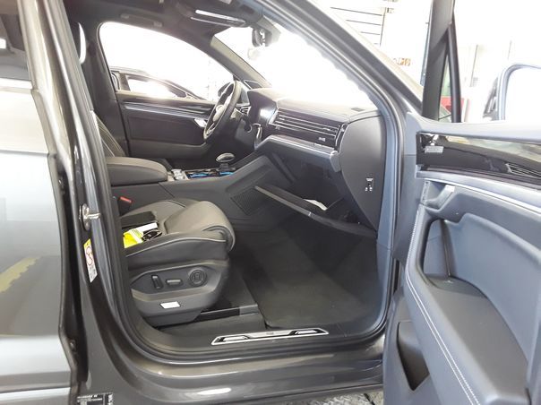 Volkswagen Touareg 2025 г. Серый, пробег 9800 км