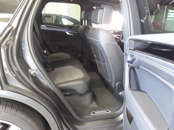 Volkswagen Touareg 2025 г. Серый, пробег 9800 км