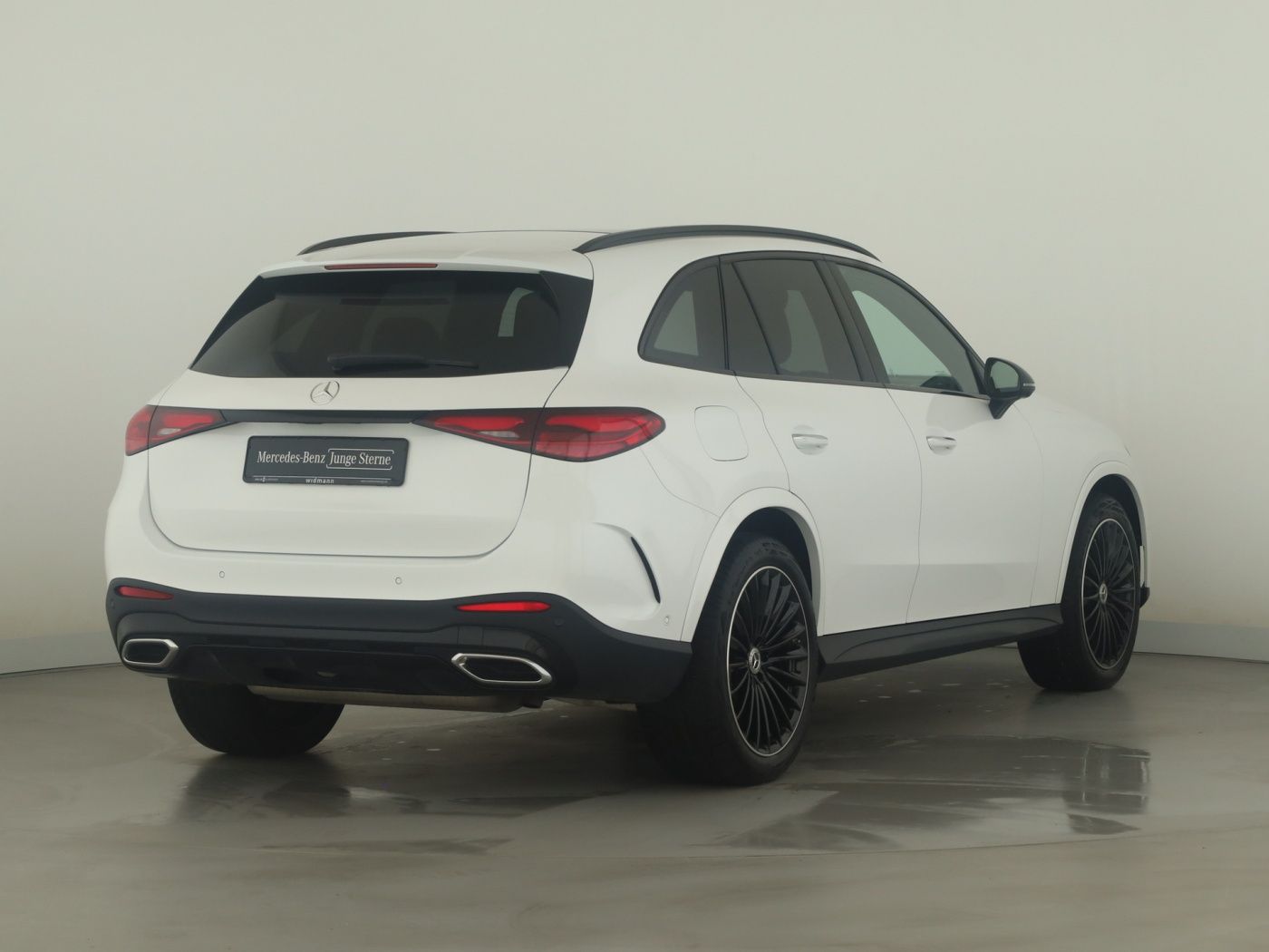Mercedes-Benz GLC 300 2023 г. Белый, пробег 27769 км