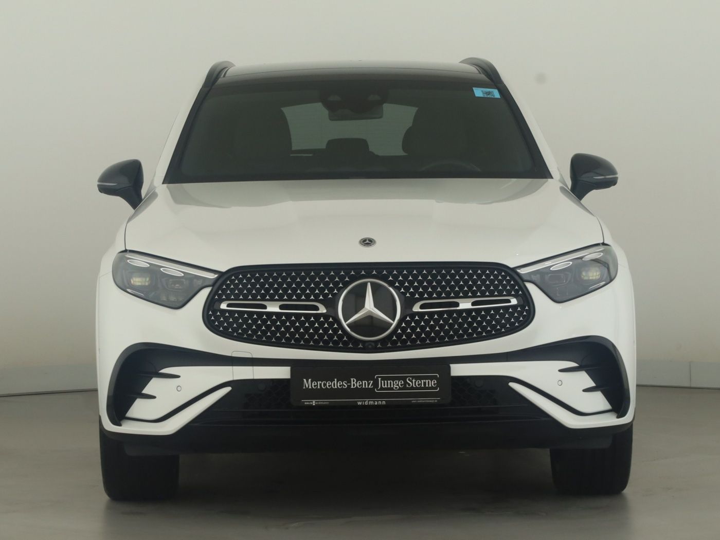 Mercedes-Benz GLC 300 2023 г. Белый, пробег 27769 км