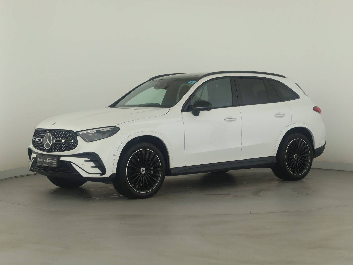 Mercedes-Benz GLC 300 2023 г. Белый, пробег 27769 км