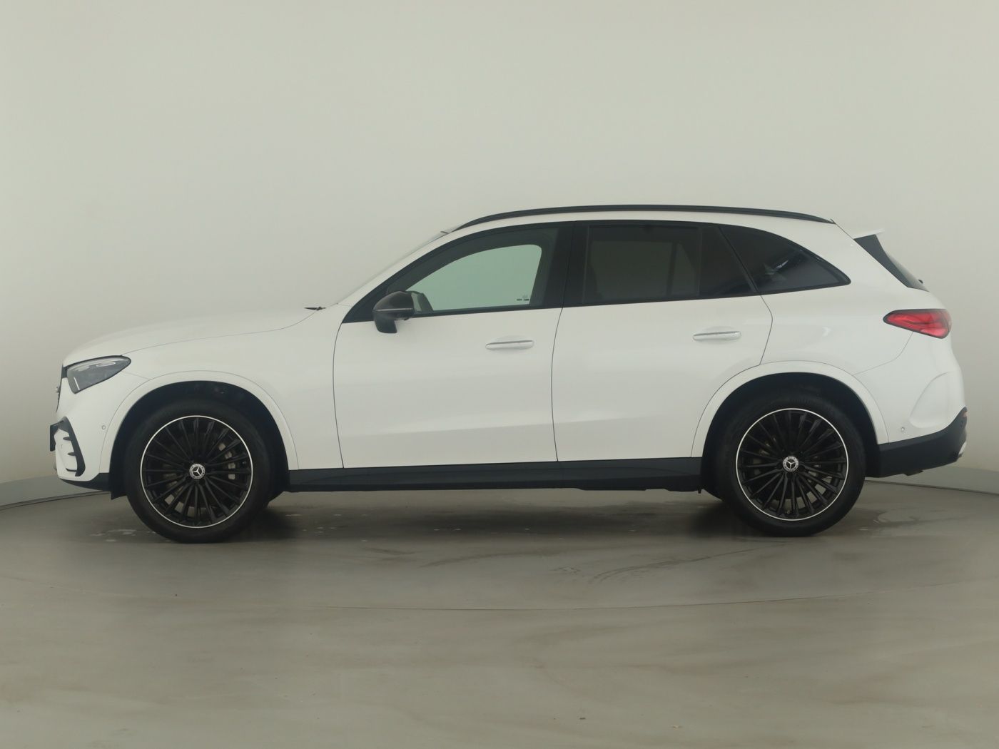 Mercedes-Benz GLC 300 2023 г. Белый, пробег 27769 км