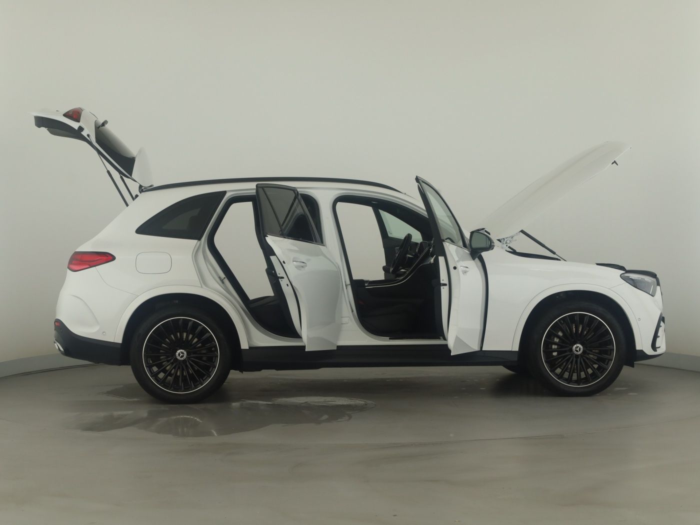 Mercedes-Benz GLC 300 2023 г. Белый, пробег 27769 км