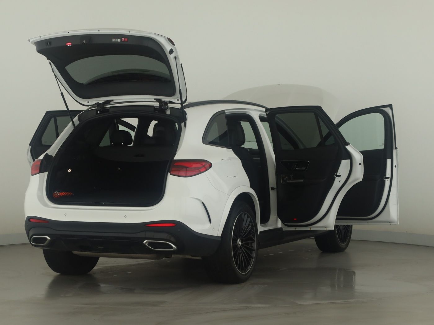 Mercedes-Benz GLC 300 2023 г. Белый, пробег 27769 км