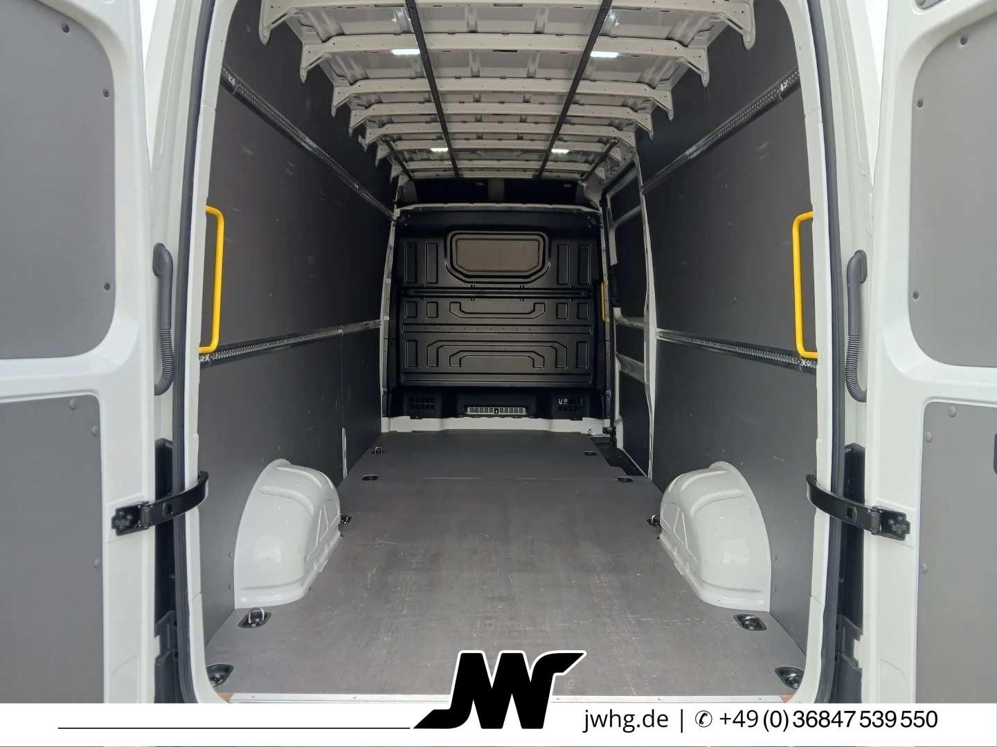 Volkswagen CRAFTER 2024 г. Белый, пробег 42600 км
