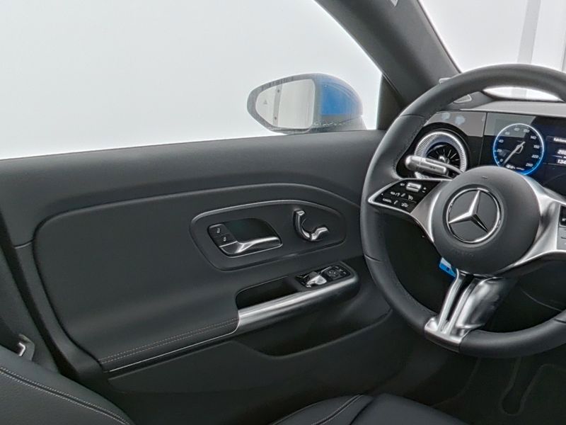 Mercedes-Benz CLA 200 2026 г. Синий, пробег 13401 км